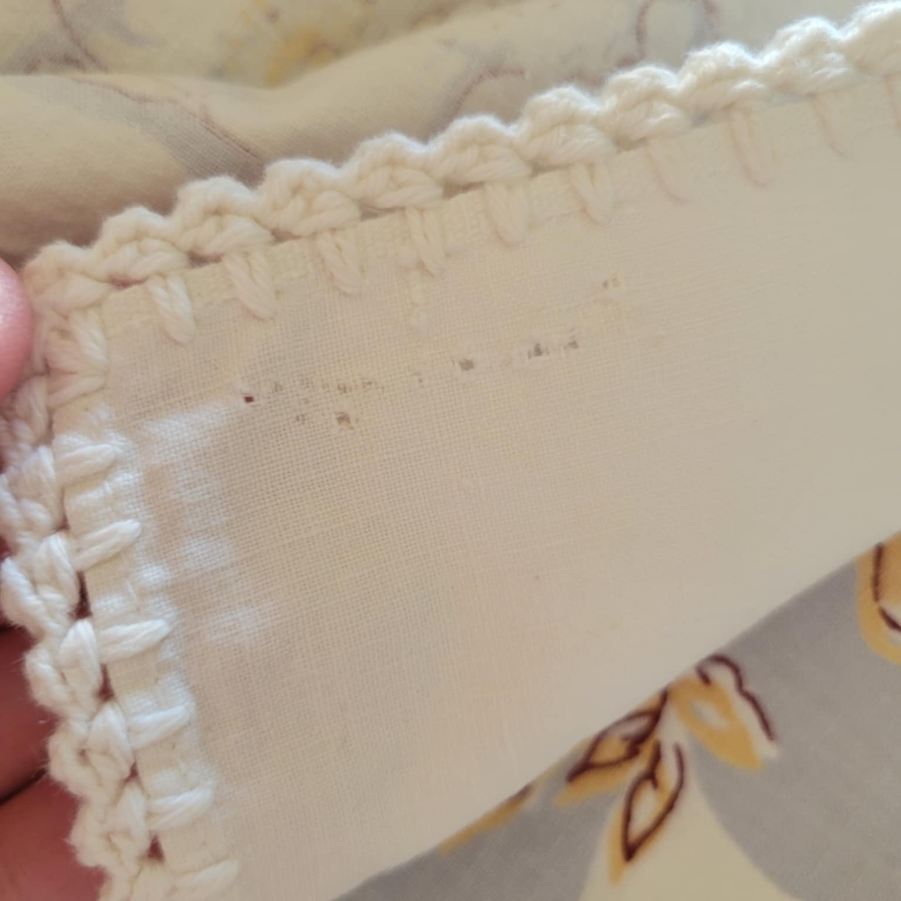 Authentic 1950s VINTAGE Floral Patterned Tablecloth with CROCHET Lace Trim - Picture 6 of 9